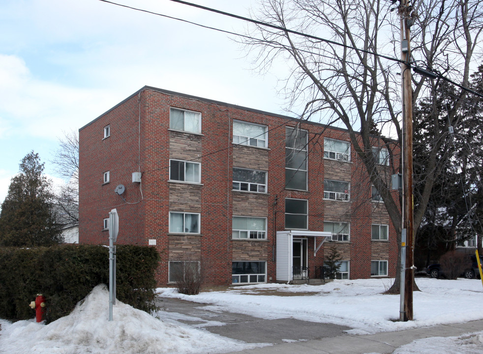 2161 Ghent Ave in Burlington, ON - Building Photo