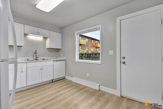 1030 W 26th Ave, Unit 1 in Anchorage, AK - Building Photo - Building Photo