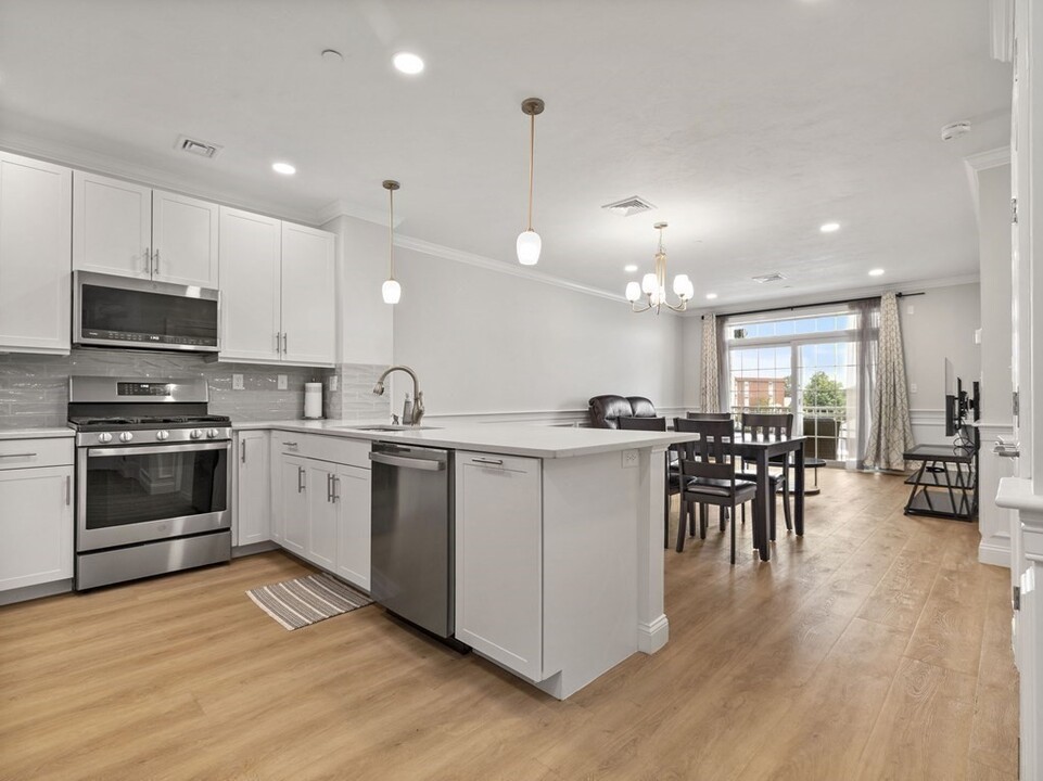 320 Middlesex Ave, Unit D103 in Medford, MA - Building Photo