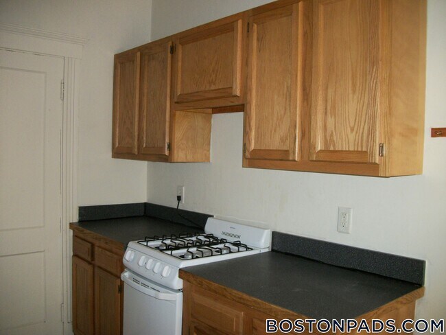 231 Park Dr, Unit 2 in Boston, MA - Building Photo - Building Photo