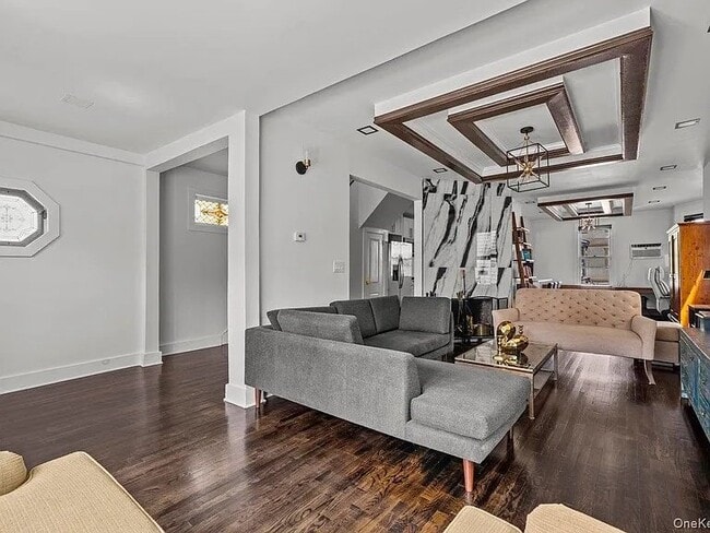 916 Clarence Ave in Bronx, NY - Foto de edificio - Building Photo