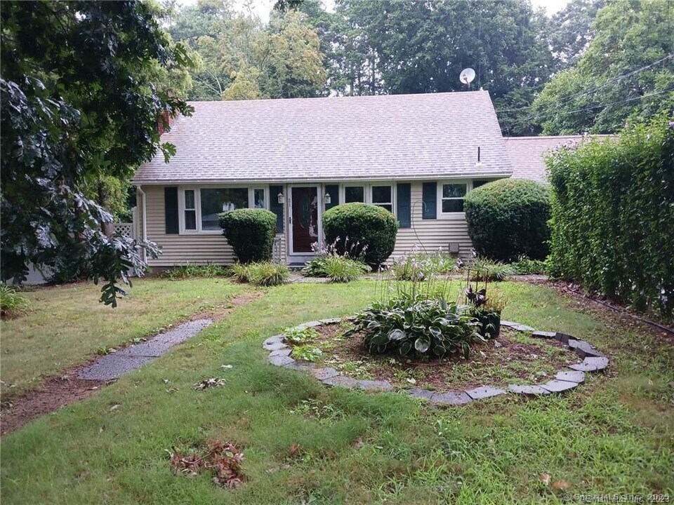 21 Maple Rd in Waterford, CT - Building Photo