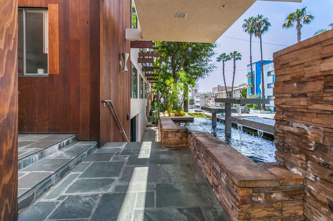 938 San Vicente Blvd in Santa Monica, CA - Building Photo - Building Photo