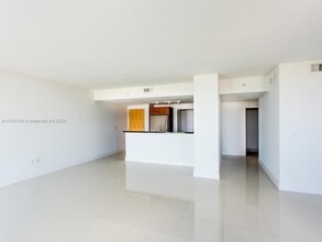 244 Biscayne Blvd in Miami, FL - Building Photo - Building Photo