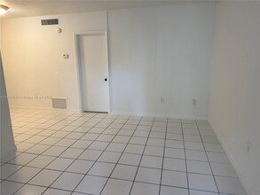 8370 SW 65th Ave in Miami, FL - Foto de edificio - Building Photo