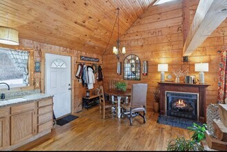 6823 Piney River Road in Bon Aqua, TN - Foto de edificio - Building Photo