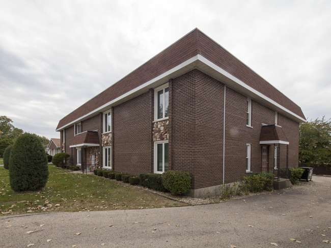 4312 Douglas Rd in Downers Grove, IL - Foto de edificio - Building Photo