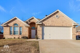 7104 Stewart Ln in Benbrook, TX - Building Photo