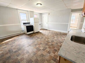 21 Dale St in Chicopee, MA - Building Photo - Building Photo