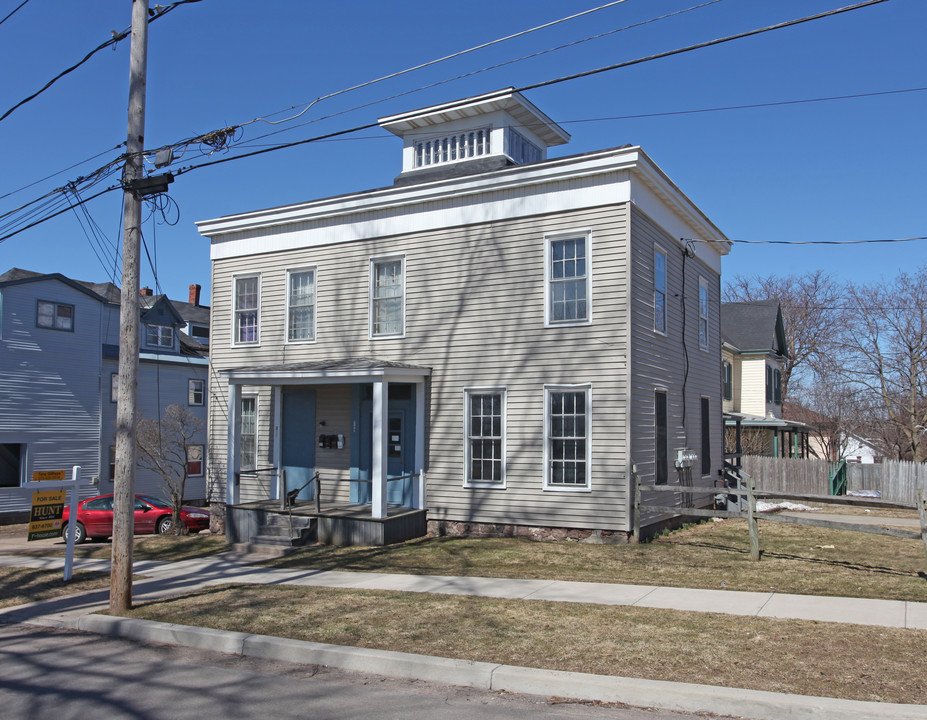 241 Cayuga St in Fulton, NY - Foto de edificio