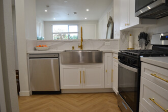 6400 Crescent Park E, Unit 218 in Los Angeles, CA - Building Photo - Building Photo