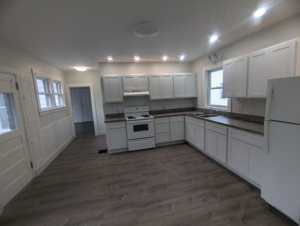 201 Division St, Unit 201 in Bennington, VT - Building Photo
