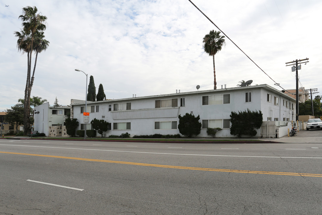 9800 National Blvd in Los Angeles, CA - Building Photo