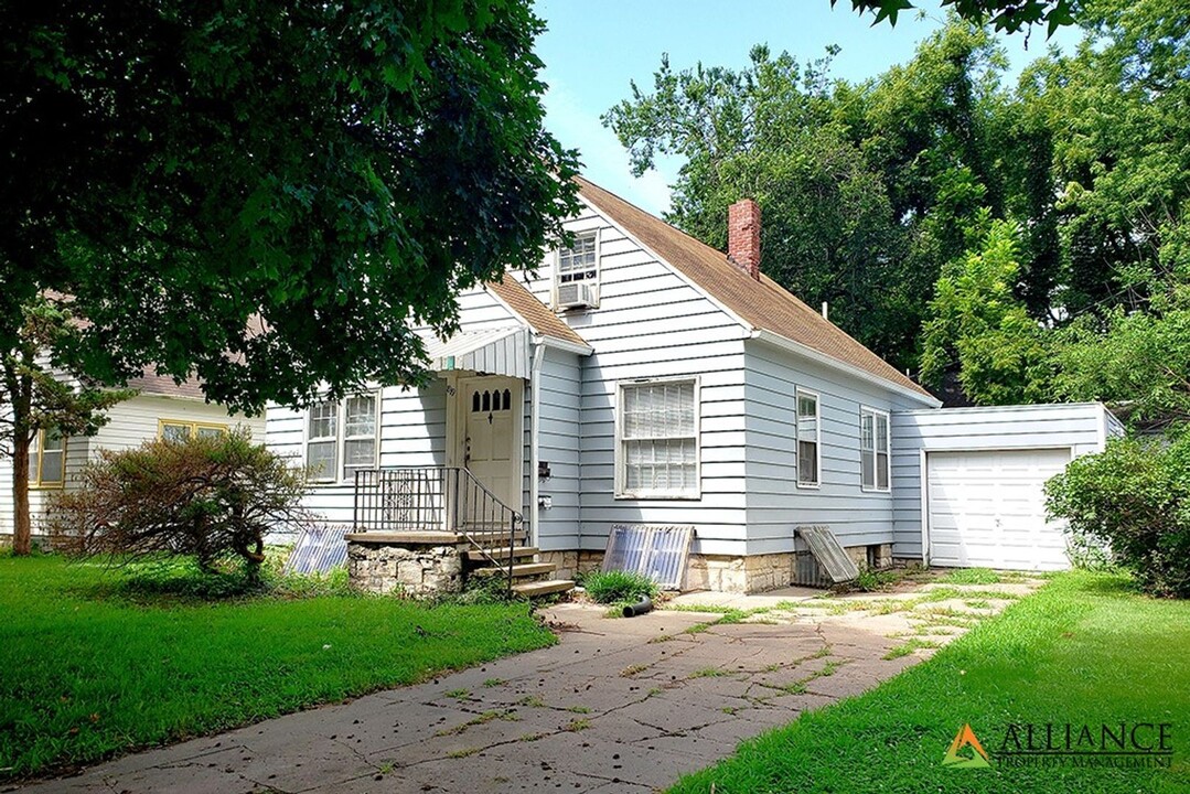 819 N 8th St in Manhattan, KS - Building Photo