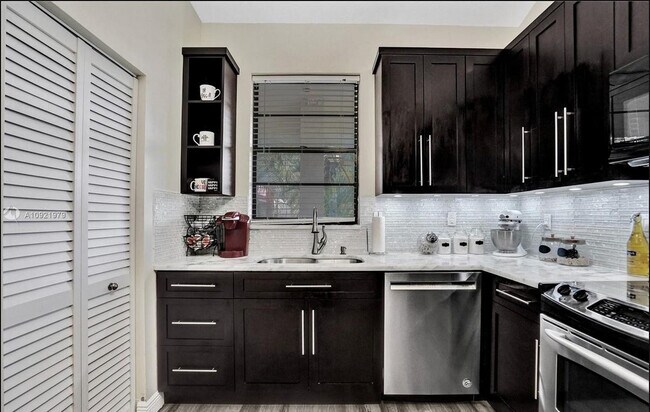 7300 NW 1st St in Davie, FL - Foto de edificio - Building Photo