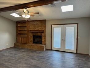 922 N Crystal Way in Mustang, OK - Building Photo - Building Photo