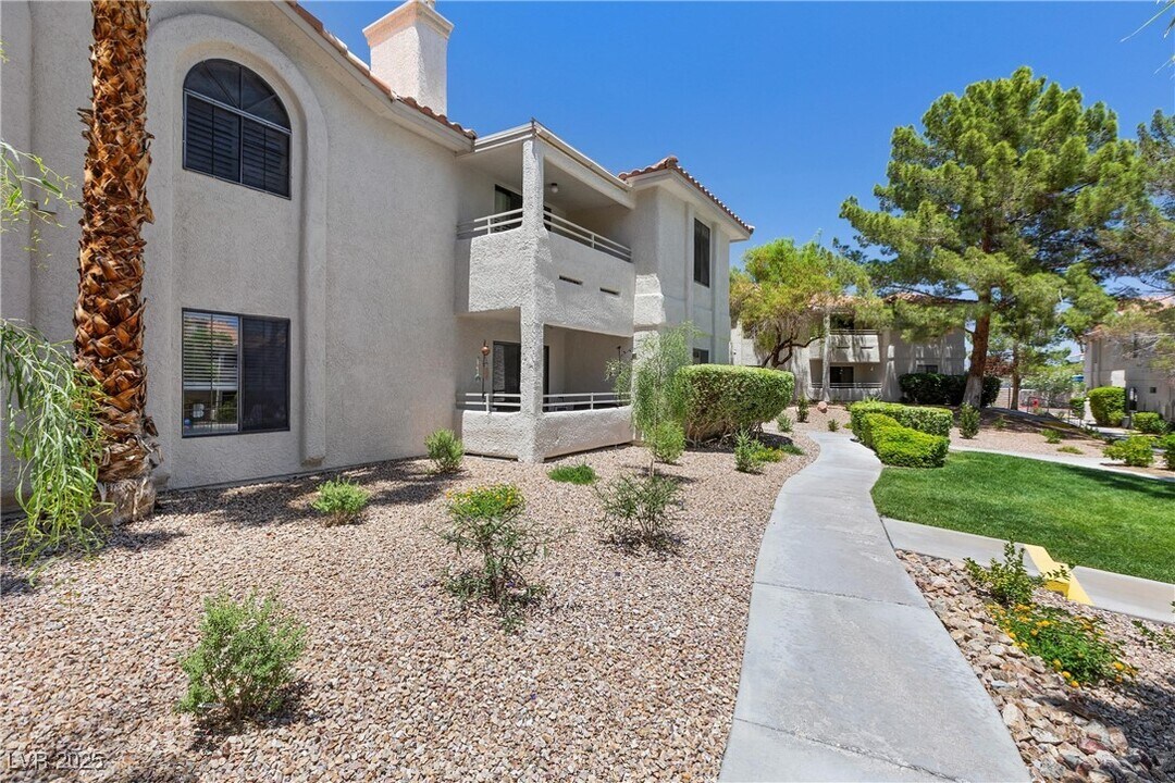2623 S Durango Dr in Las Vegas, NV - Building Photo