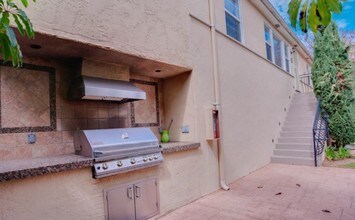 The Catalina Apartments in Coronado, CA - Foto de edificio - Building Photo