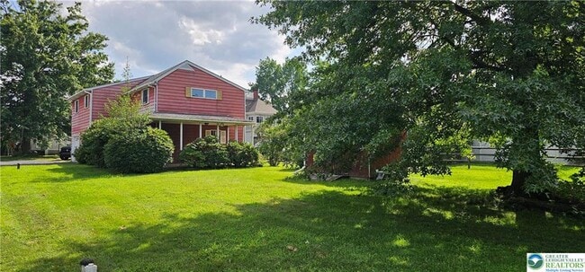 735 W Broad St in Quakertown, PA - Building Photo - Building Photo