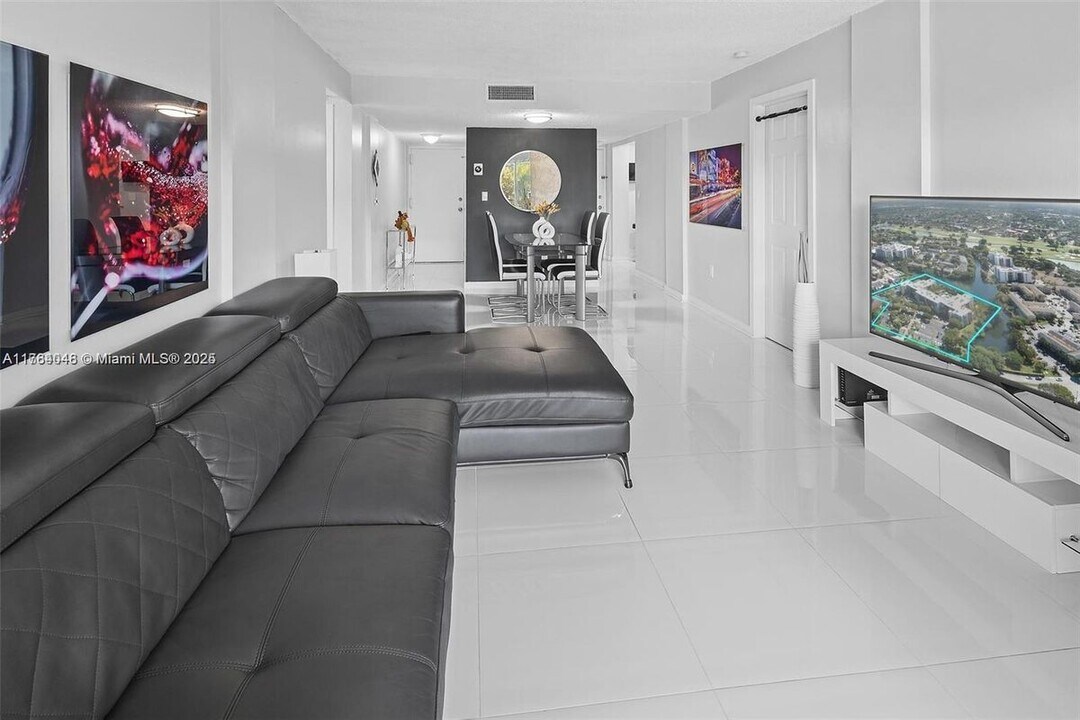 14250 SW 62nd St in Miami, FL - Building Photo