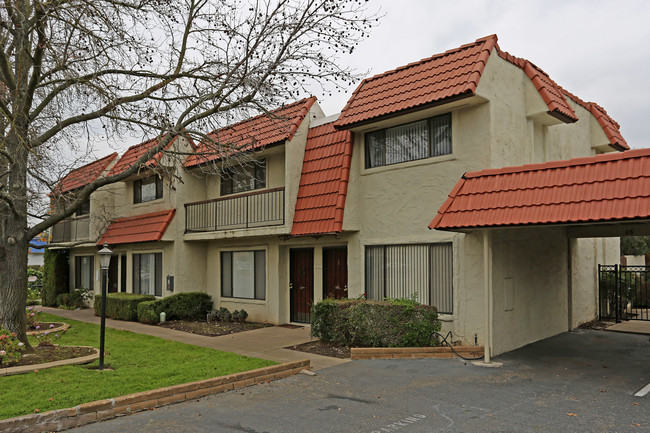 Hacienda Del Sol Apartments in Carmichael, CA - Foto de edificio - Building Photo