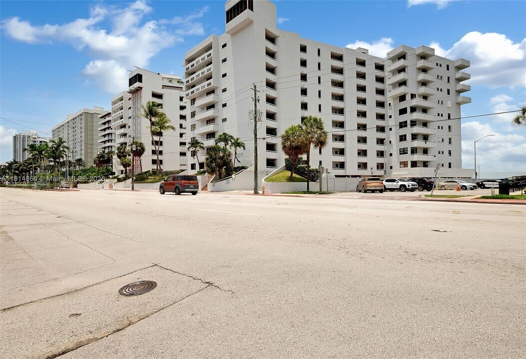 6830 Indian Creek Dr in Miami Beach, FL - Building Photo