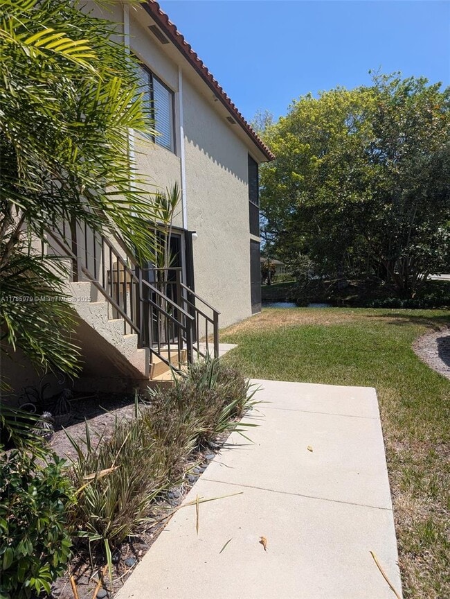 440 Lakeview Dr in Weston, FL - Building Photo - Building Photo