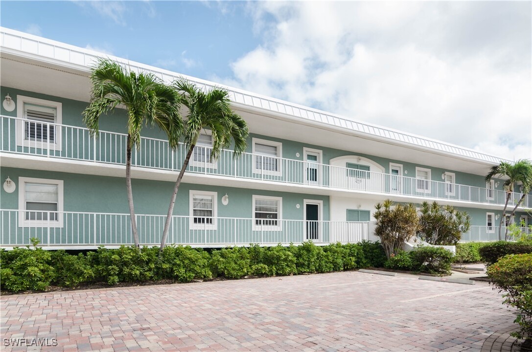 1100 Little Neck Ct in Naples, FL - Building Photo