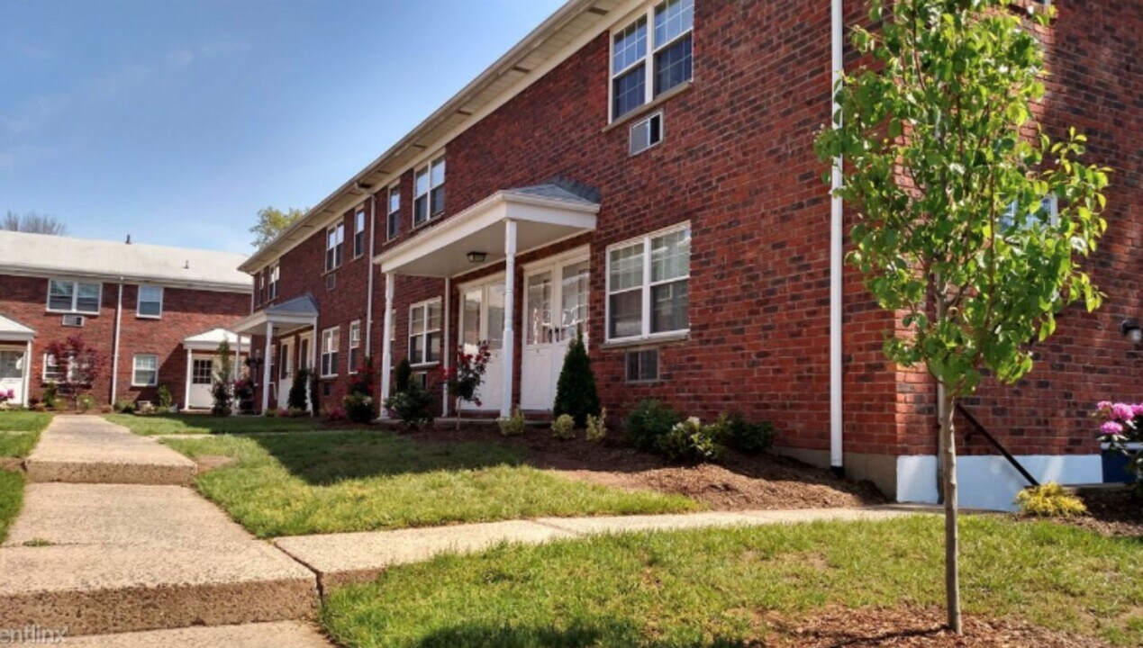 60 W Madison Ave in Dumont, NJ - Foto de edificio