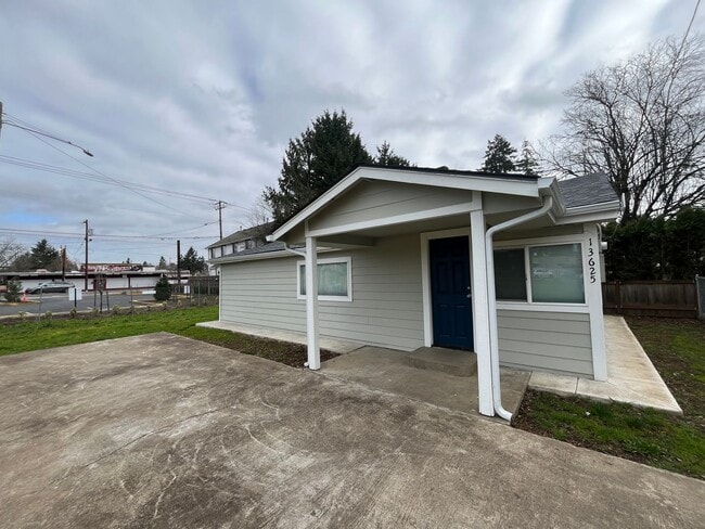 13625 SE Rhine St in Portland, OR - Building Photo - Building Photo
