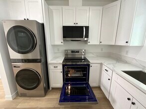5952 1/2 Balcom Ave in Los Angeles, CA - Building Photo - Building Photo