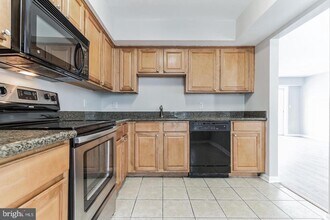 3179 Summit Square Dr in Oakton, VA - Building Photo - Building Photo