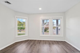 7 Pulaski Rd in East Northport, NY - Foto de edificio - Building Photo