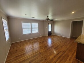 2115 Avenue O, Unit C in Galveston, TX - Building Photo - Building Photo