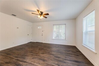 1009 Field St in San Marcos, TX - Foto de edificio - Building Photo