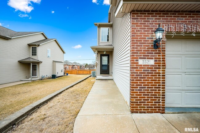 2321 W Kenfield Ct in Peoria, IL - Building Photo - Building Photo