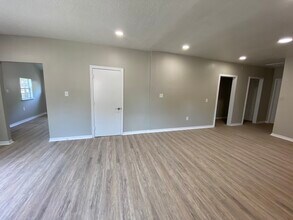 200 E Freeman St in Ennis, TX - Foto de edificio - Building Photo