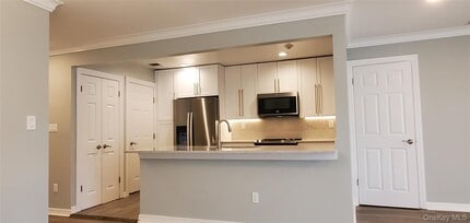 81 Secatogue Ave in Farmingdale, NY - Building Photo - Building Photo