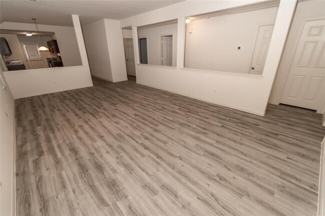 5639 Post Oak Manor Dr in Houston, TX - Building Photo - Building Photo