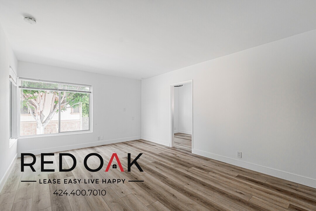 8514 Sherwood Dr in West Hollywood, CA - Building Photo