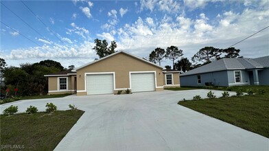 525-527 NE 25th Ave in Cape Coral, FL - Building Photo - Building Photo