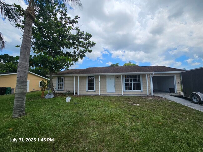 329 NE Cullman Ct in Port St. Lucie, FL - Building Photo - Building Photo