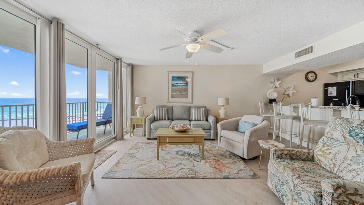 7205 Thomas Dr in Panama City Beach, FL - Foto de edificio