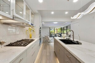 7161 E Rancho Vista Dr in Scottsdale, AZ - Building Photo