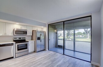5160 Las Verdes Cir in Delray Beach, FL - Building Photo - Building Photo