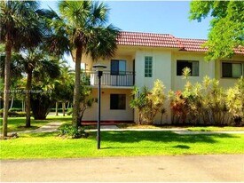 16168 Laurel Dr in Weston, FL - Building Photo