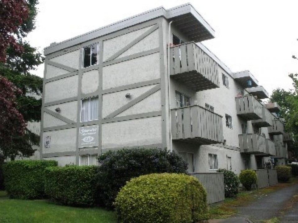 Sturdee Apartments in Esquimalt, BC - Building Photo