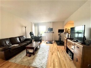 22 Chestnut Pl, Unit 311 in Brookline, MA - Foto de edificio - Building Photo