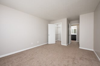 Fountain Lake Apartment Homes in Fort Wayne, IN - Building Photo - Interior Photo