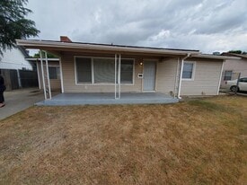 1415 De Witt Ave in Sanger, CA - Building Photo